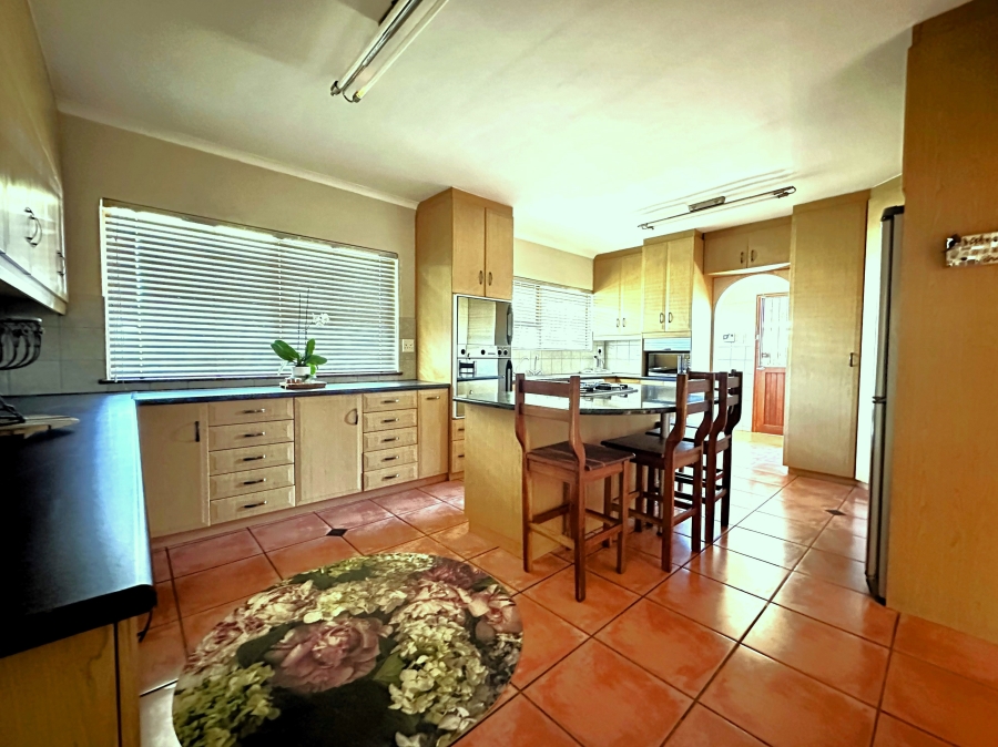4 Bedroom Property for Sale in Panorama Western Cape